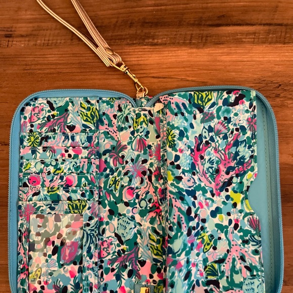 *SOLD* Lilly Pulitzer wristlet with phone holder. Excellent condition! - Picture 2 of 3